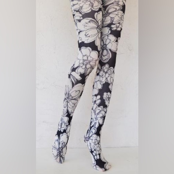 PRINTED TIGHTS
Floral Printed Tights Collection - MIDNIGHT GARDEN - Picture 1 of 2